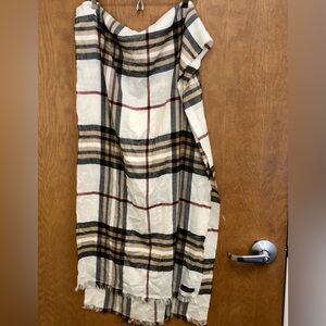 V. FRAAS Cashmink Scarf in Cream and Black